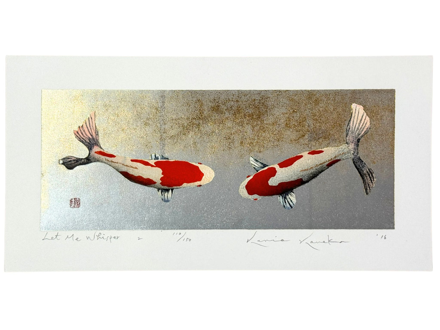 Estampe japonaise de Kunio Kaneko, deux carpes Koï face à face nageant dans une eau d'or et d'argent