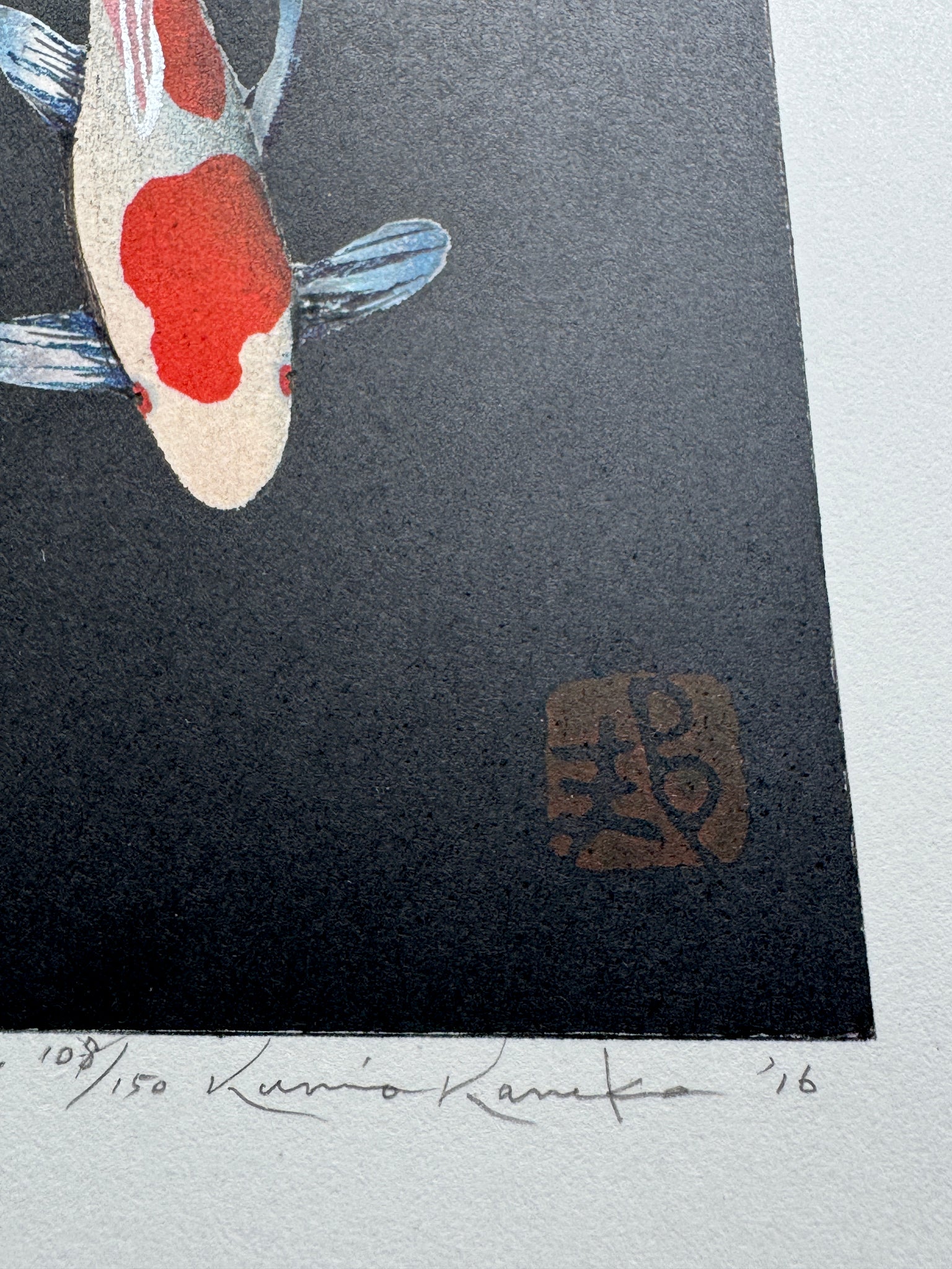 Estampe japonaise de Kunio Kaneko représentant deux carpes koï sur fond noir signature