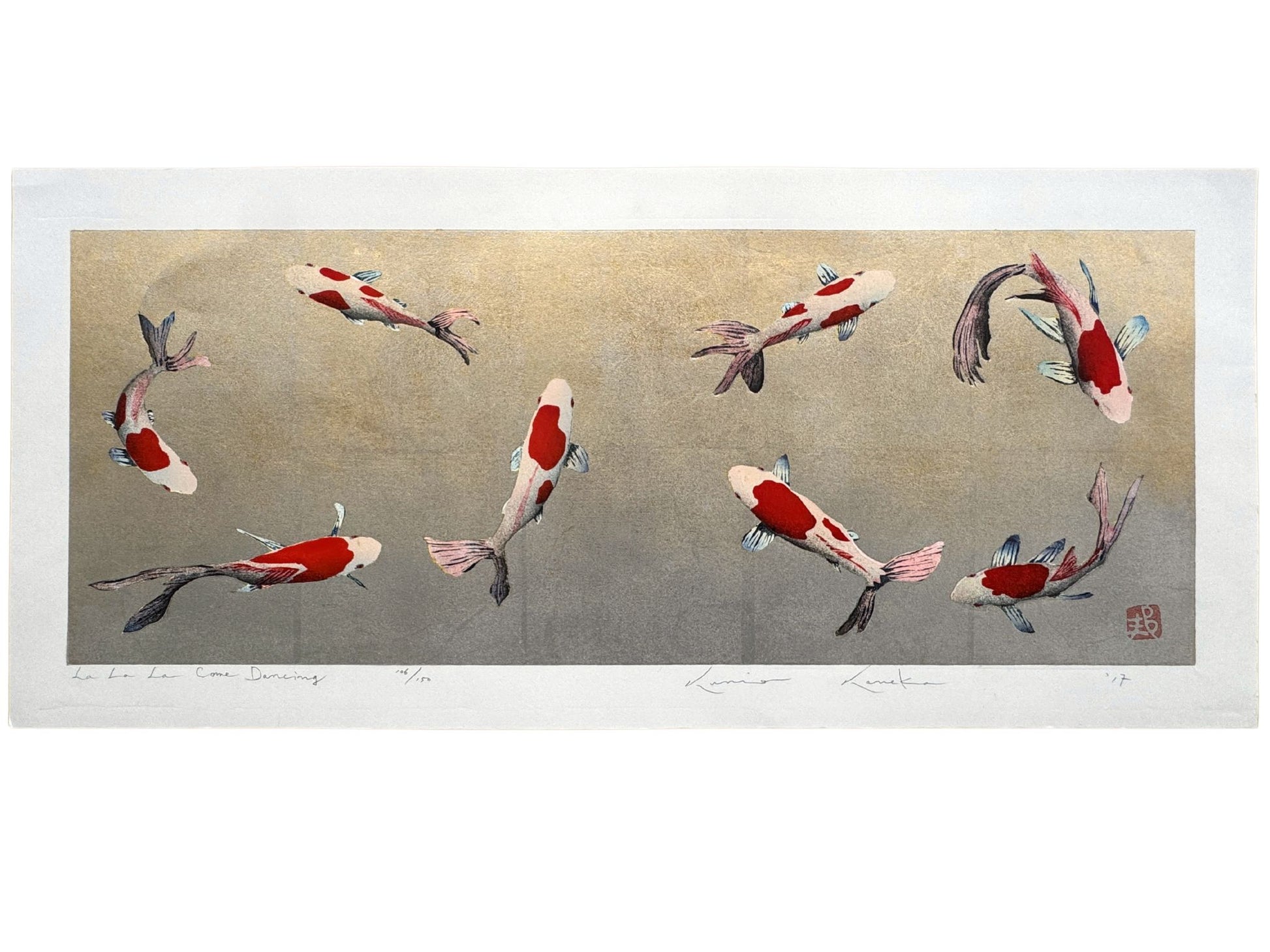 Estampe japonaise de Kunio Kaneko représentant des carpes Koï sur fond doré et argenté nageant en rond