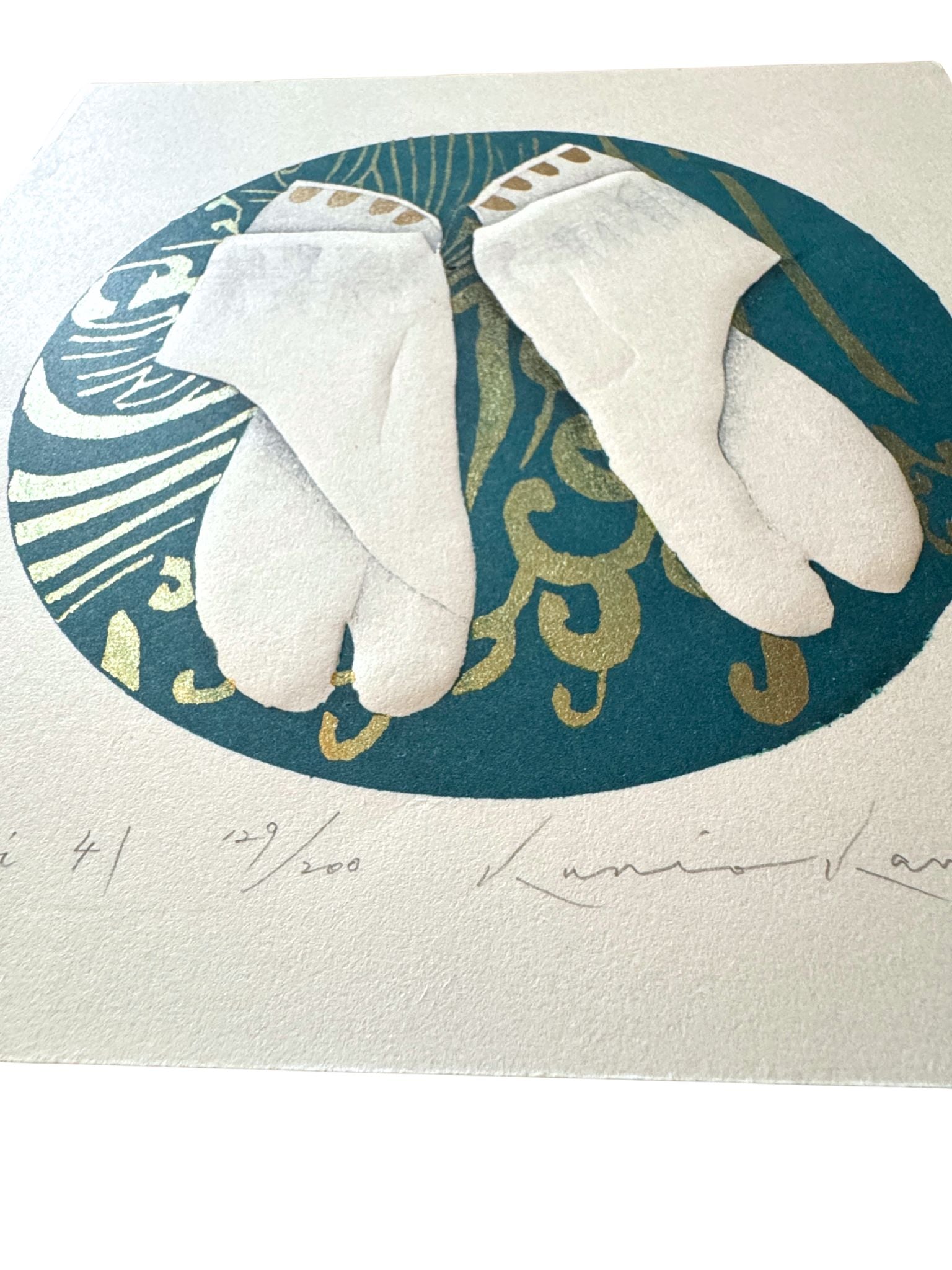 Estampe Japonaise représentant une paire de tabi sur fond décoratif vert et doré, détail des reflets brillants