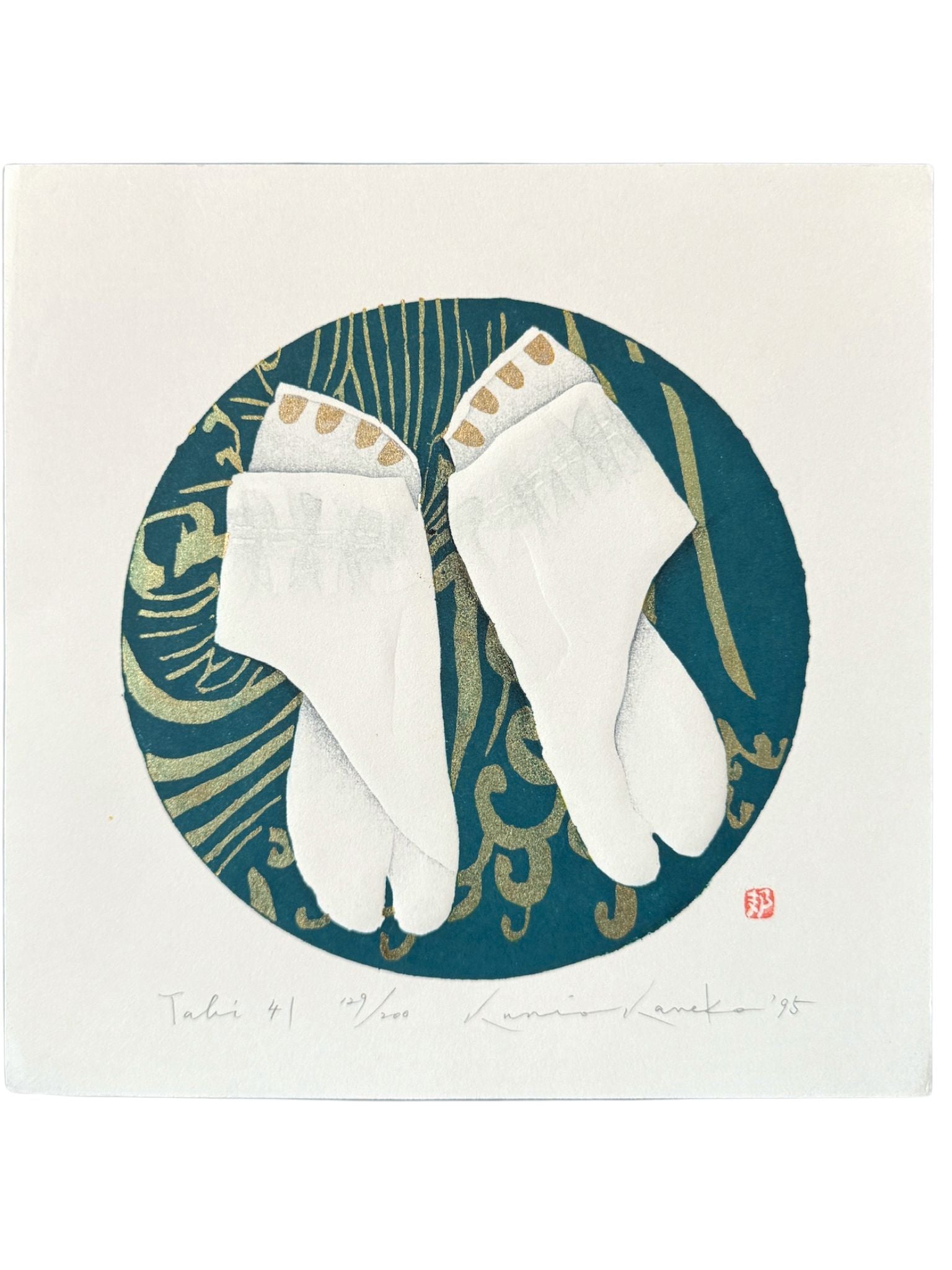 Estampe Japonaise représentant une paire de tabi sur fond décoratif vert et doré