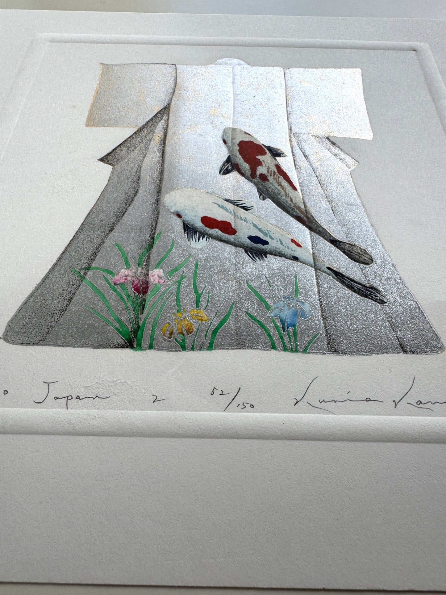 Estampe Japonaise de Kunio Kaneko représentant un kimono orné de carpes Koï et d’iris, détail des reflets brillants