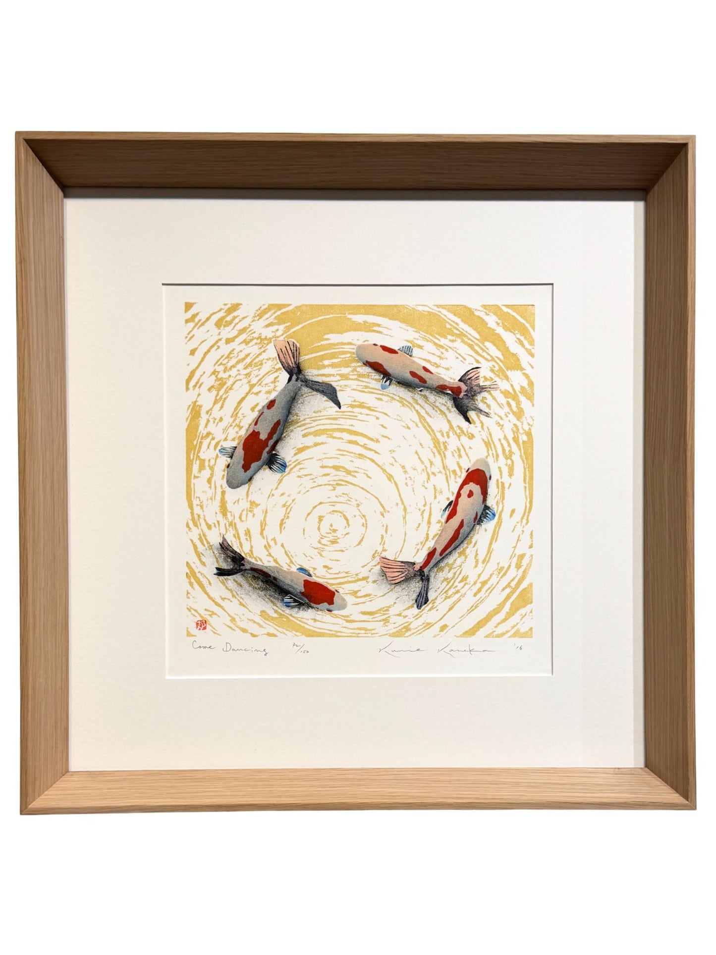 Estampe japonaise encadrée de Kunio Kaneko représentant quatre carpes koï dans un mouvement circulaire sur fond jaune et blanc, avec cadre en chêne