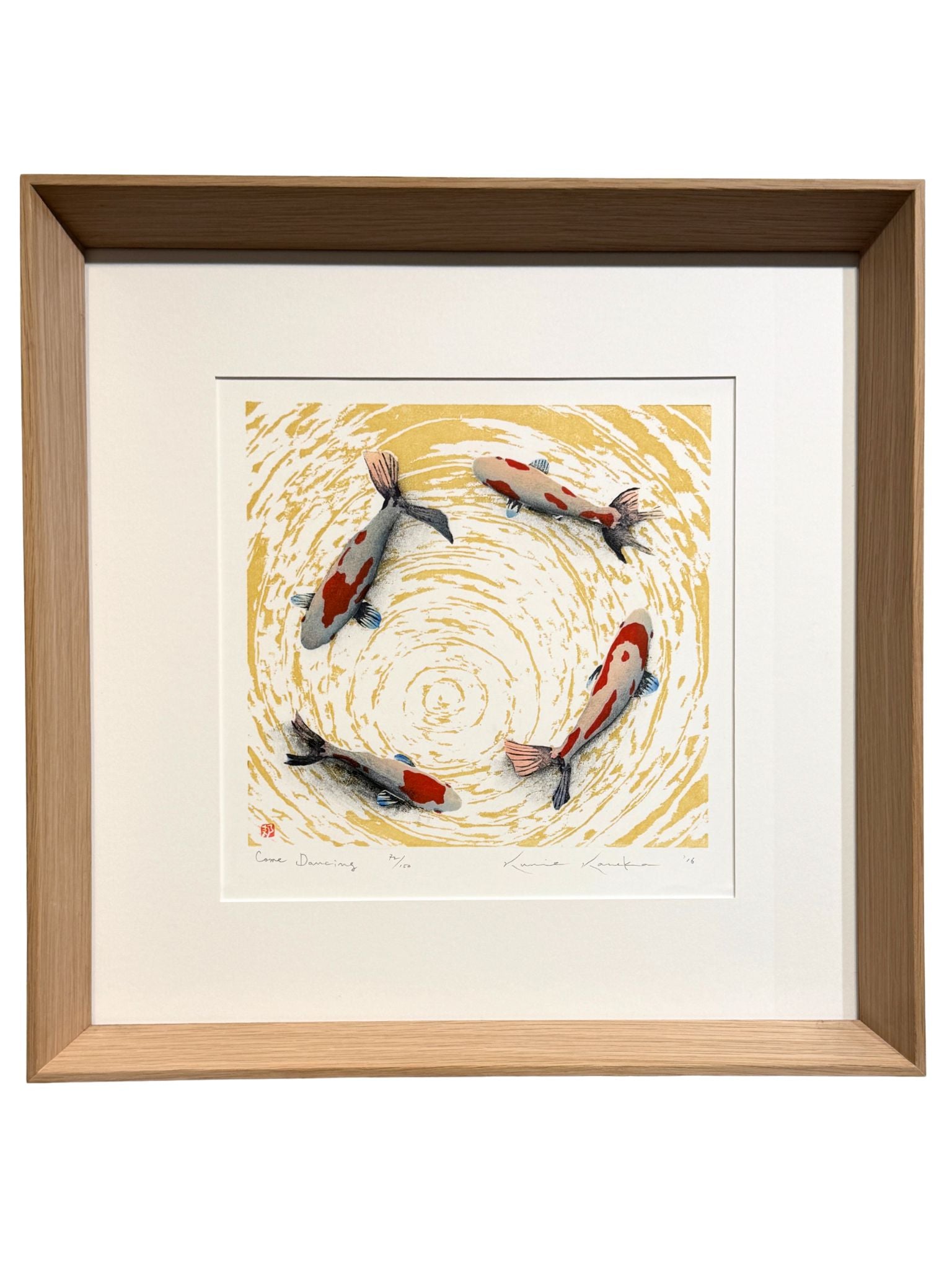 Estampe japonaise encadrée de Kunio Kaneko représentant quatre carpes koï dans un mouvement circulaire sur fond jaune et blanc, avec cadre en chêne