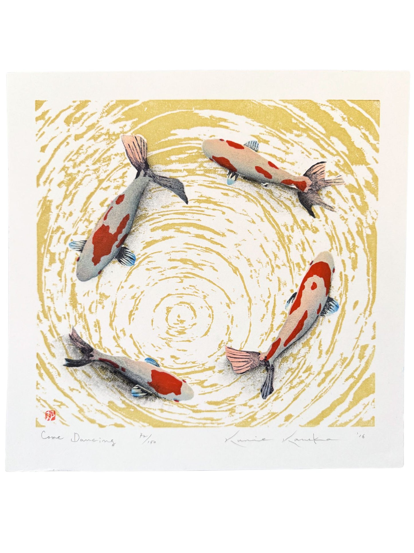 Estampe japonaise de Kunio Kaneko représentant quatre carpes koï dans un mouvement circulaire sur fond jaune et blanc