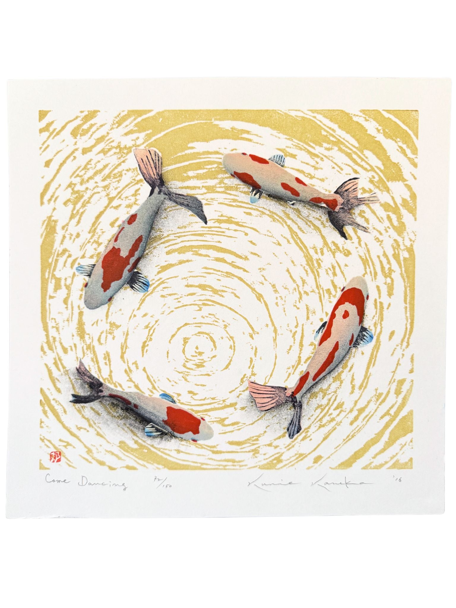 Estampe japonaise de Kunio Kaneko représentant quatre carpes koï dans un mouvement circulaire sur fond jaune et blanc