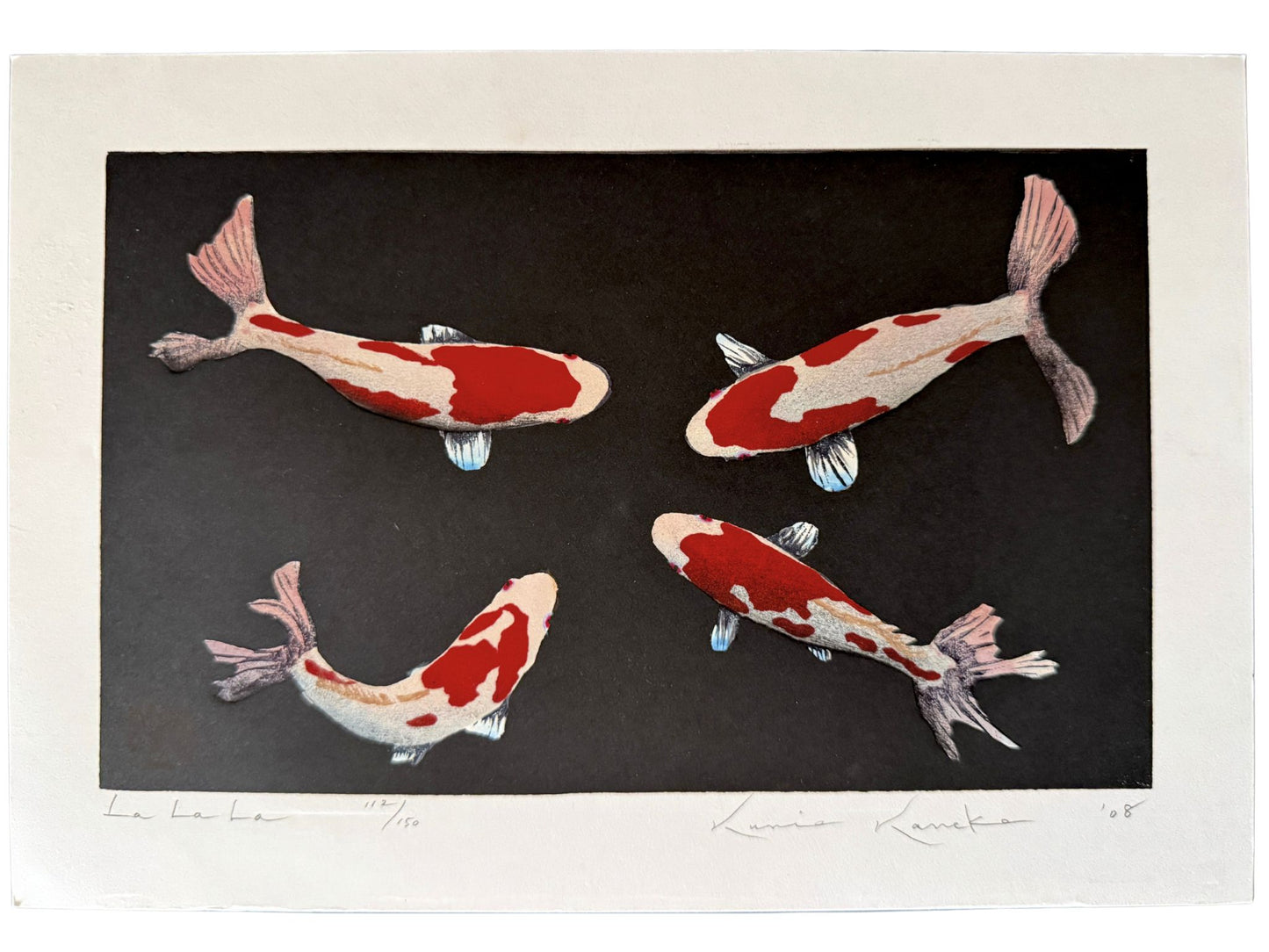 Estampe Japonaise de Kunio Kaneko représentant quatre carpes Koï sur fond noir