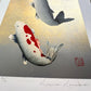Estampe japonaise de Kunio Kaneko représentant deux carpes koï en sur fond doré et argenté, détail des reflets brillants