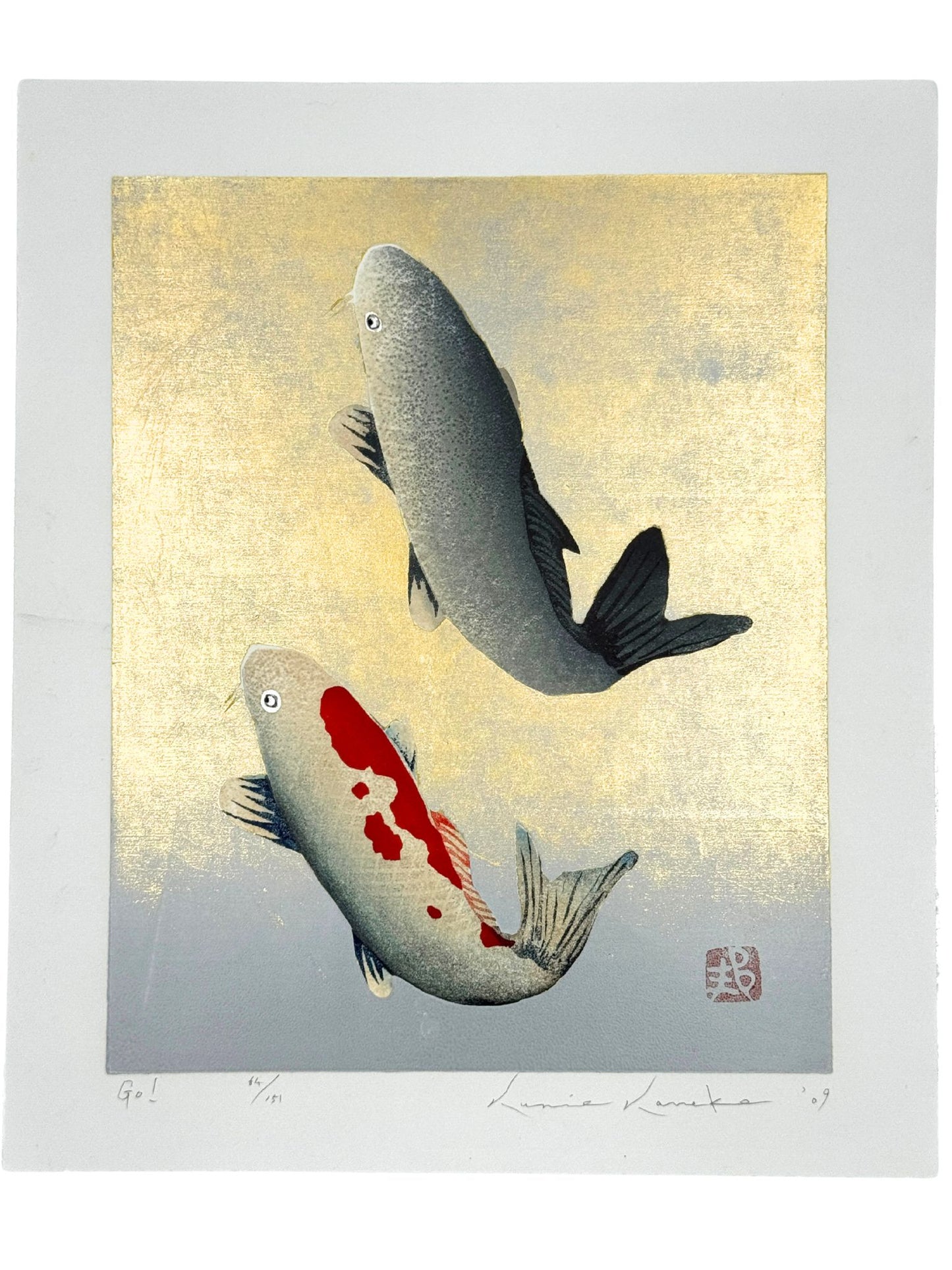 Estampe japonaise de Kunio Kaneko représentant deux carpes koï en sur fond doré et argenté