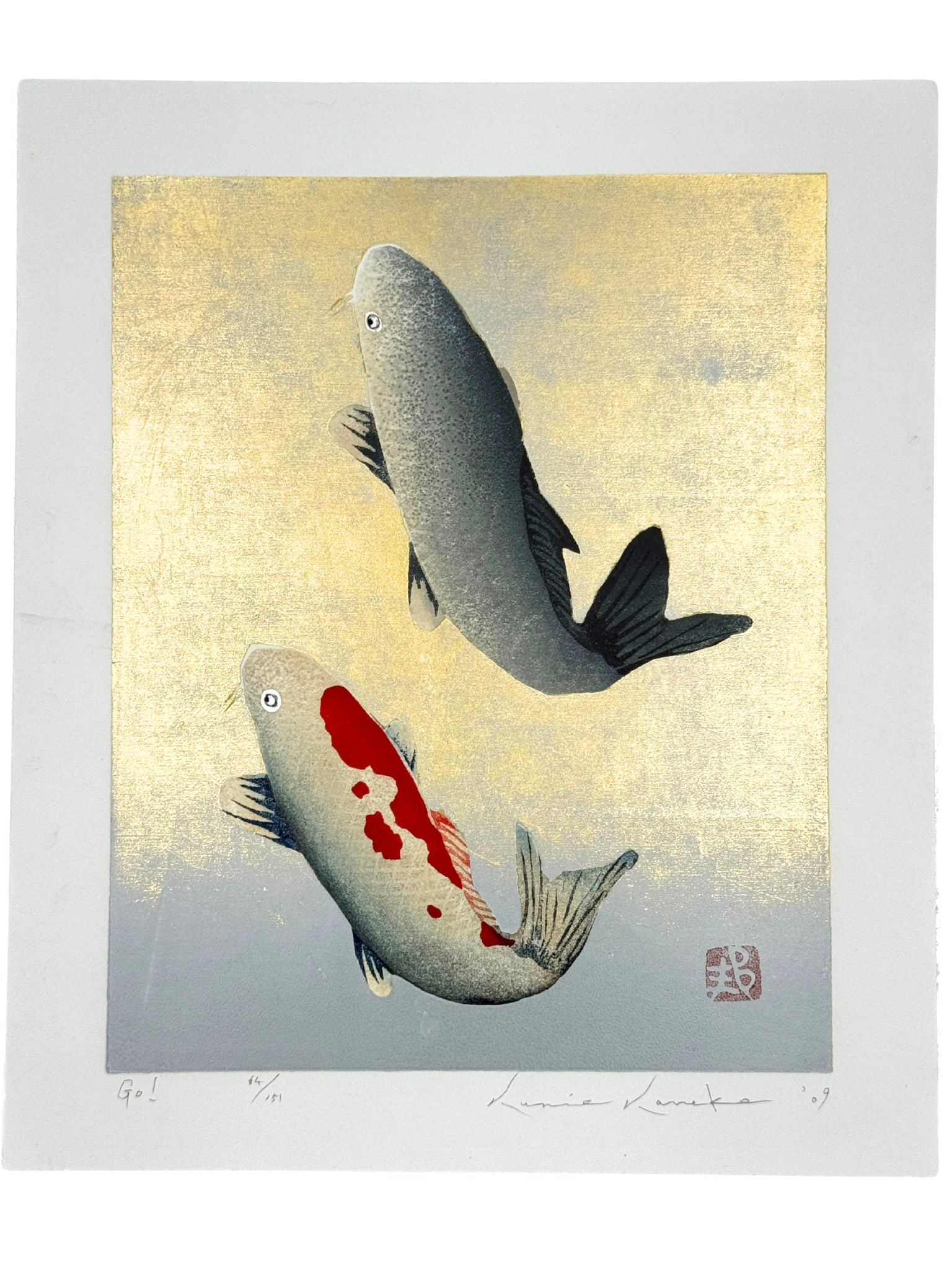 Estampe japonaise de Kunio Kaneko représentant deux carpes koï en sur fond doré et argenté