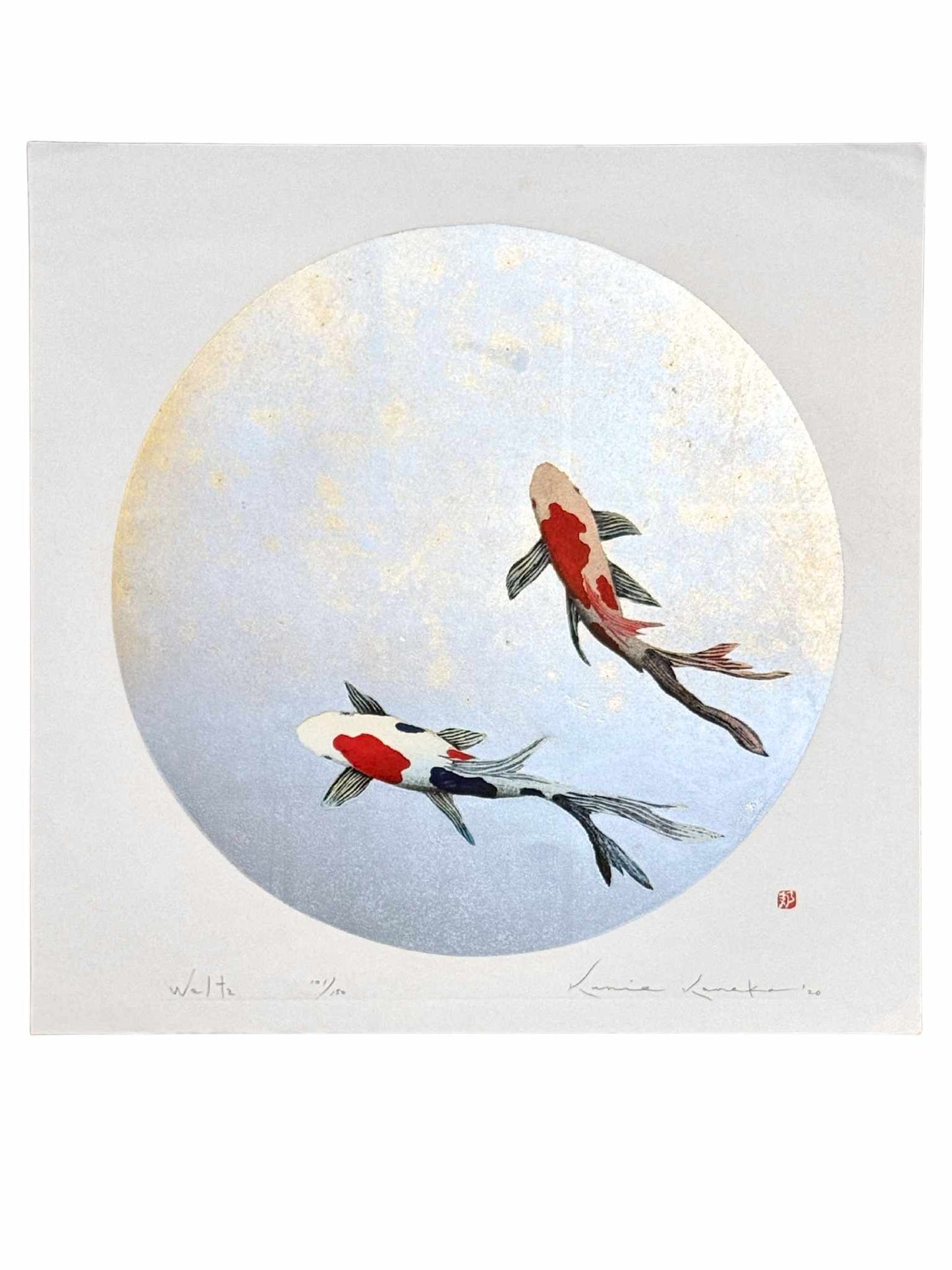 estampe japonaise de Kunio Kanéko, deux carpes koi rouge et blanches sur fond doré-argenté