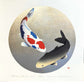 estampe japonaise de Kunio Kaneko, deux capres Koi, une tricolore blanche avec des taches rouges et bleues, et une gold.