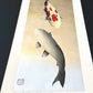 estampe japonaise de Kunio Kaneko, deux carpes Koi, une rouge et blanche et une doré sur fond or et argent, de profil le reflet lumineux du fond