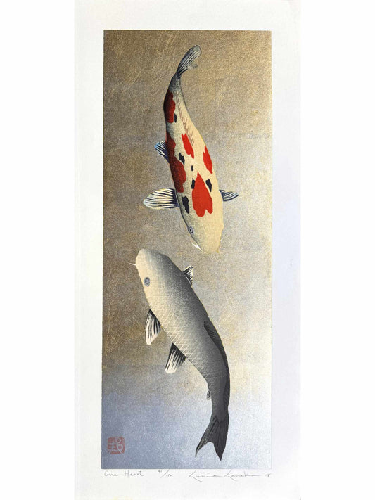 estampe japonaise de Kunio Kaneko, deux carpes Koi, une rouge et blanche et une doré sur fond or et argent