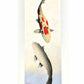 estampe japonaise de Kunio Kaneko, deux carpes Koi, une rouge et blanche et une doré sur fond or et argent