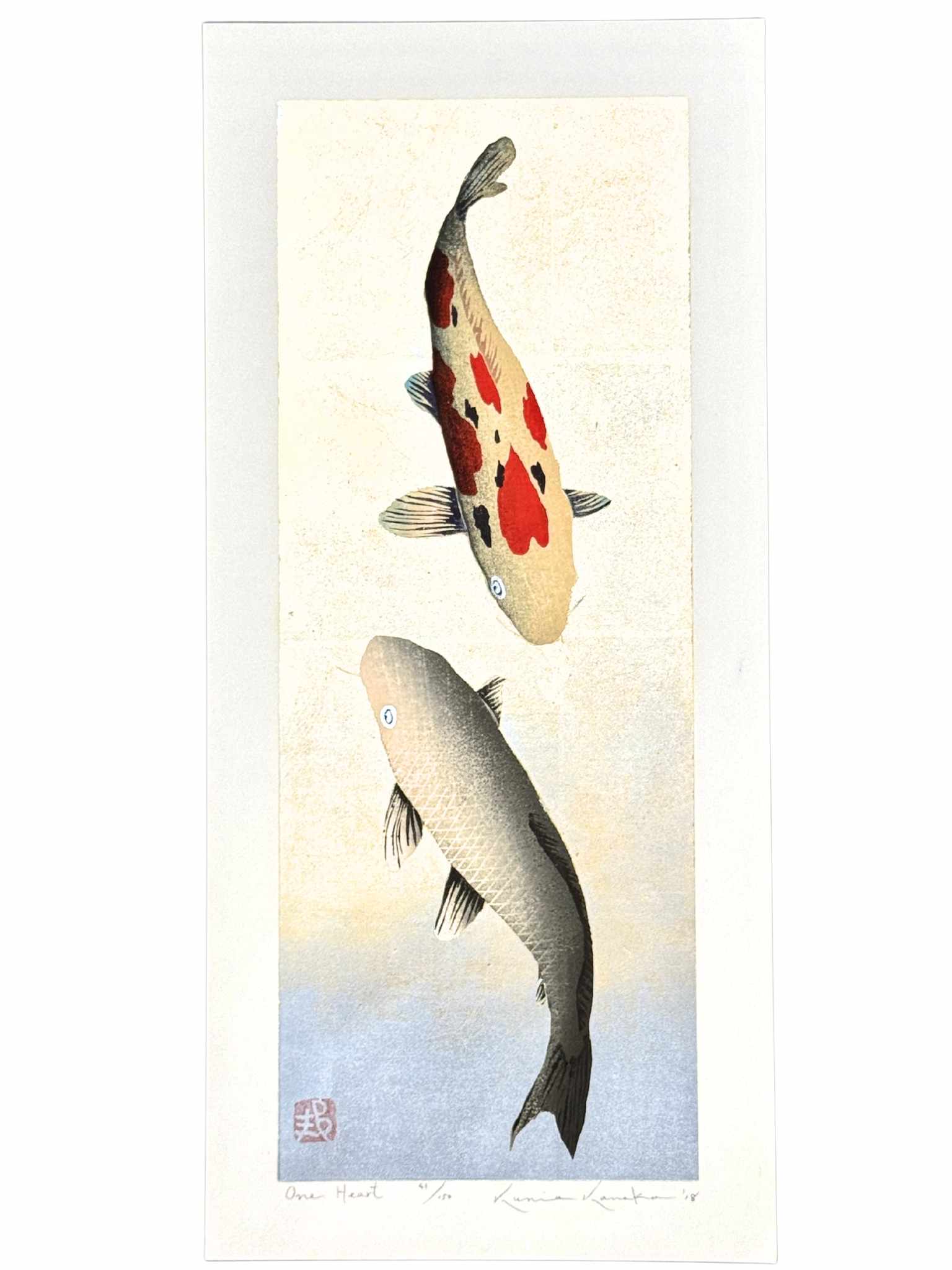 estampe japonaise de Kunio Kaneko, deux carpes Koi, une rouge et blanche et une doré sur fond or et argent