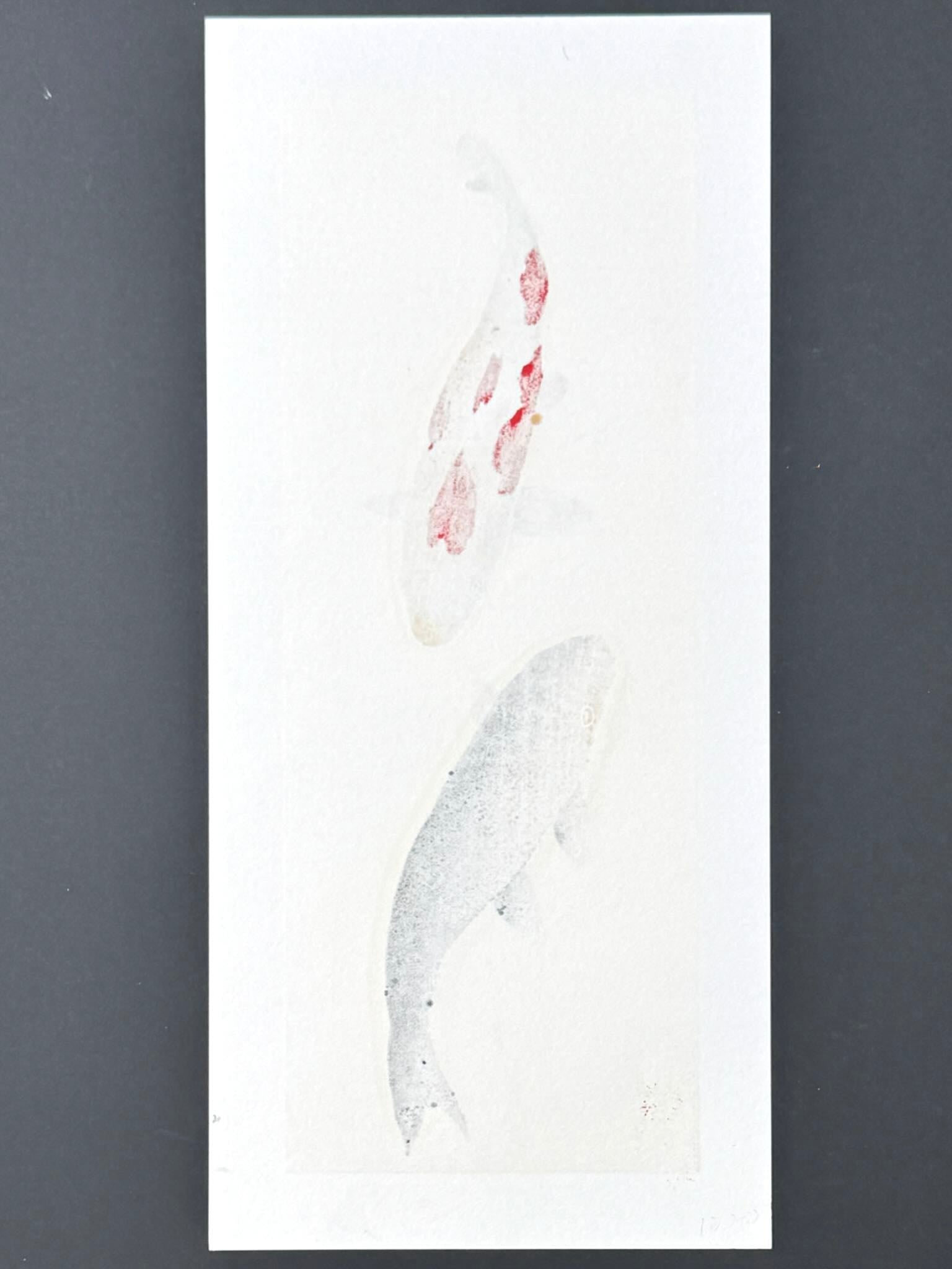 estampe japonaise de Kunio Kaneko, deux carpes Koi, une rouge et blanche et une doré sur fond or et argent, le verso