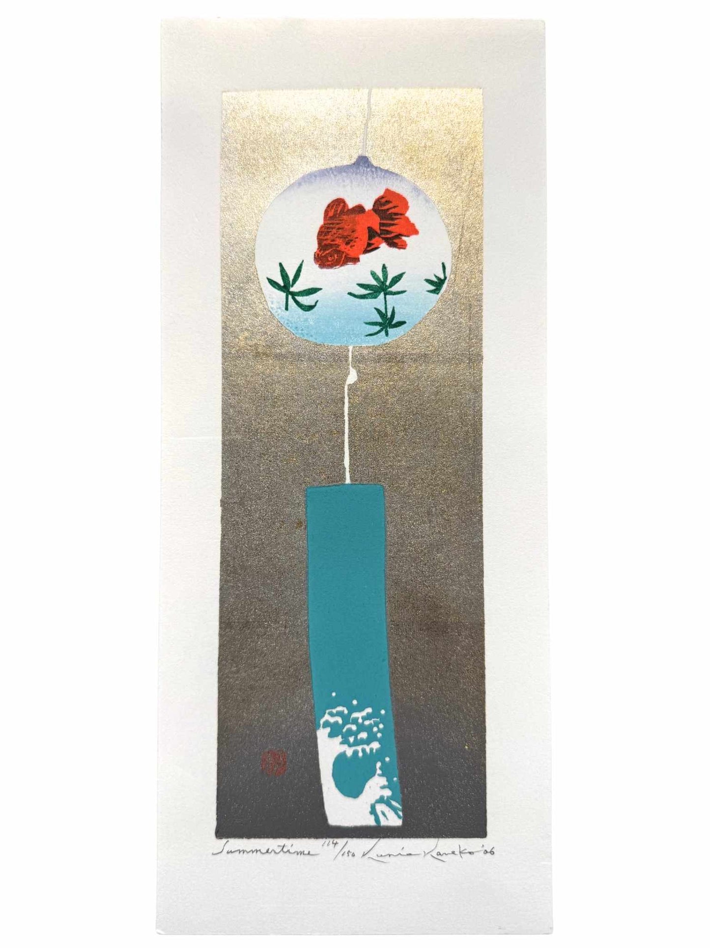 estampe japonaise contemporaine de Kunio Kaneko, une clochette furin avec poisson rouge et vague sur fond or et argent