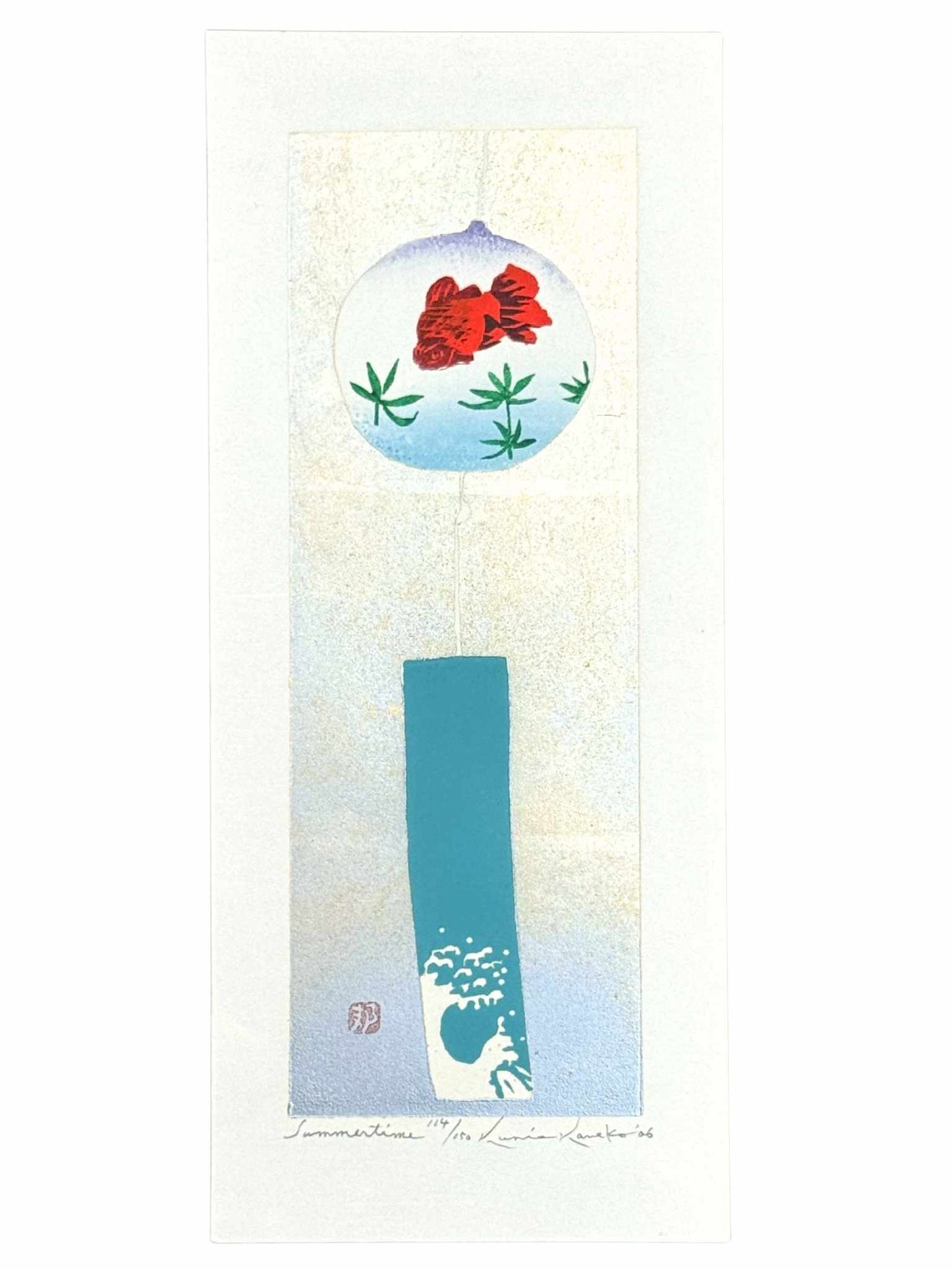 estampe japonaise contemporaine de Kunio Kaneko, une clochette furin avec poisson rouge et vague sur fond or et argent, lumiére argentée