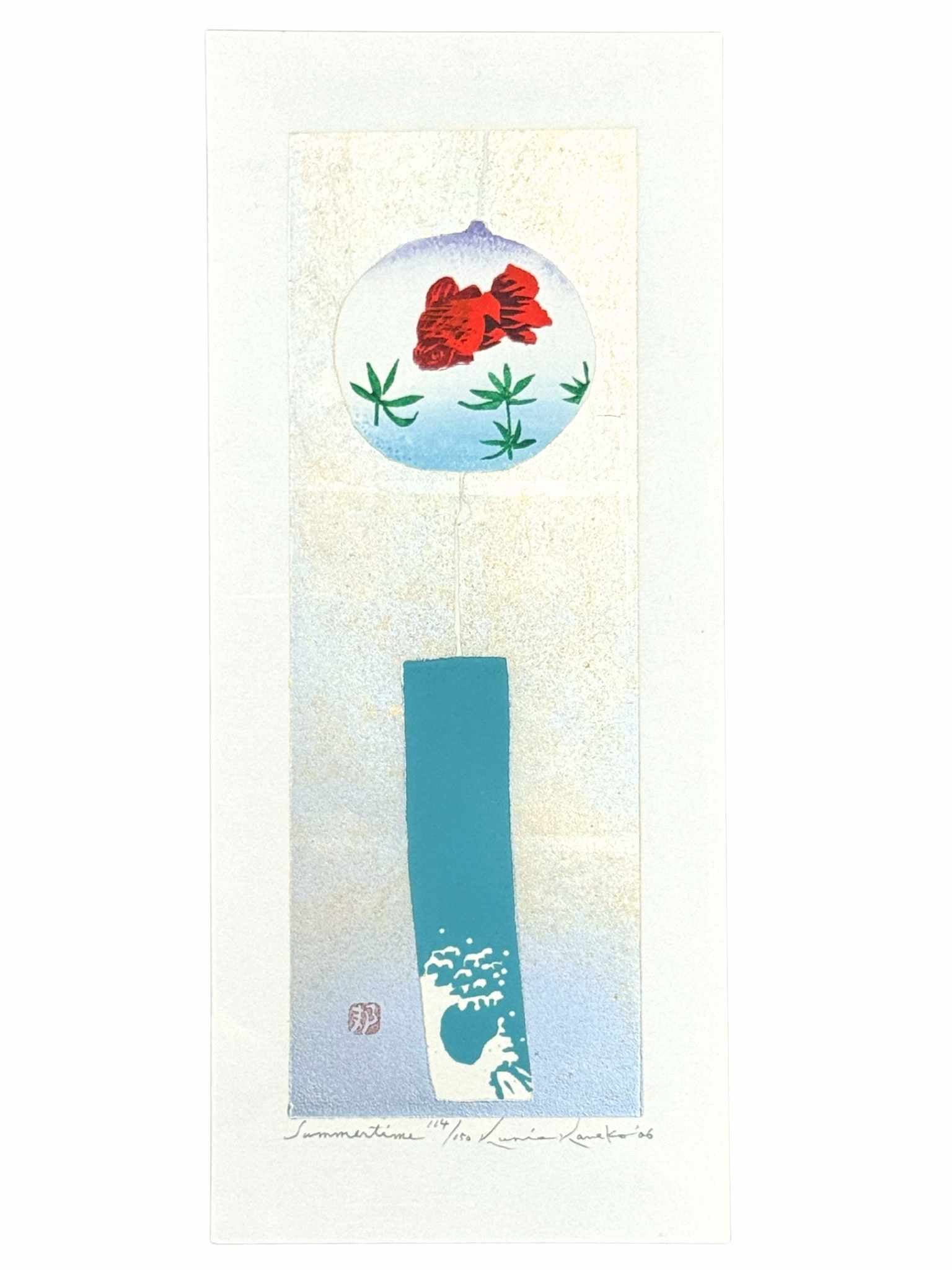 estampe japonaise contemporaine de Kunio Kaneko, une clochette furin avec poisson rouge et vague sur fond or et argent, lumiére argentée