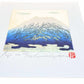 estampe japonaise contemporaine de Namiki Hajime, le Mont Fuji sur fond argent, dégradé de bleu à sa base, le reflet de profil