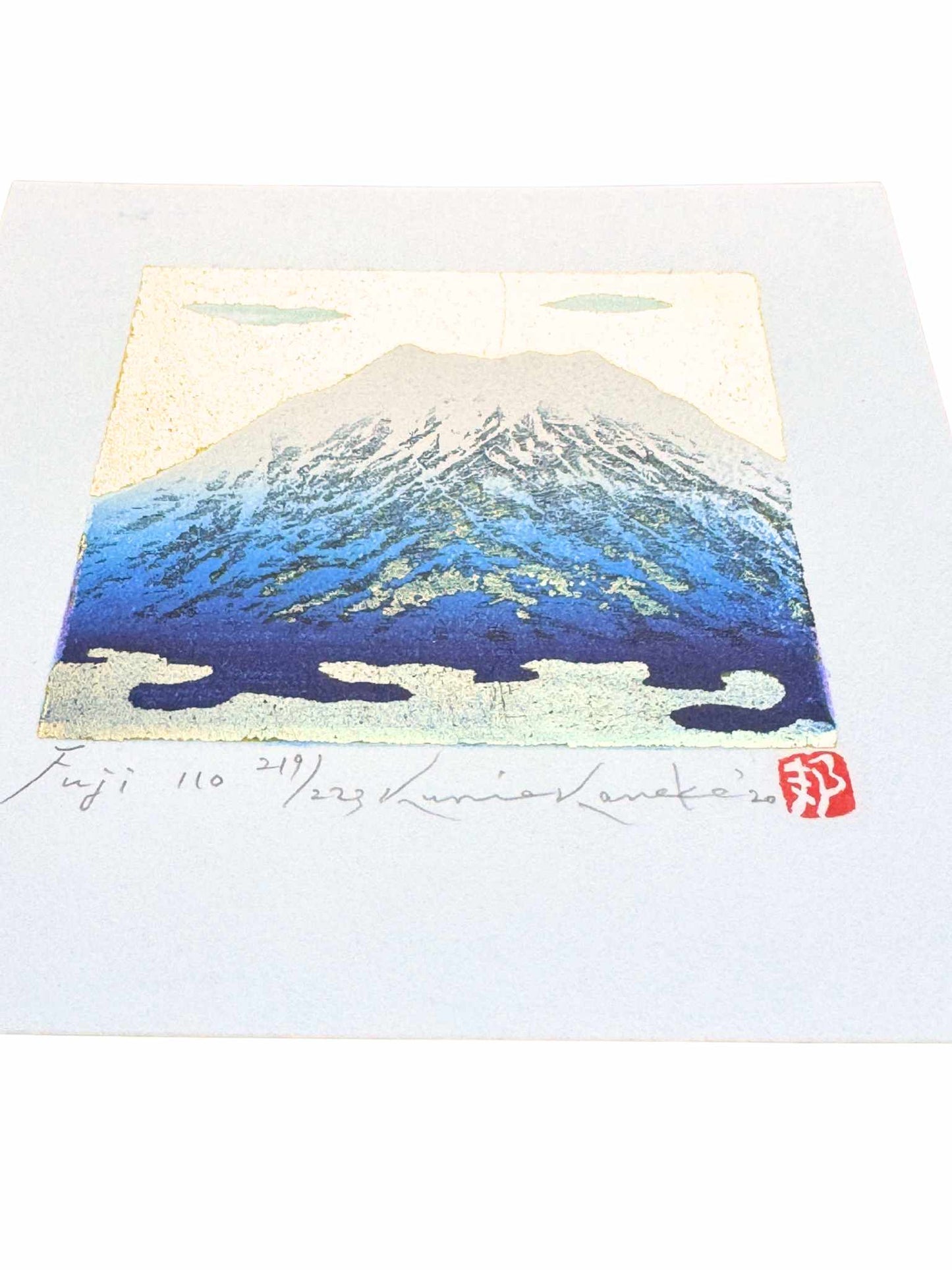 estampe japonaise contemporaine de Namiki Hajime, le Mont Fuji sur fond argent, dégradé de bleu à sa base, le reflet de profil