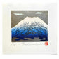 estampe japonaise contemporaine de Namiki Hajime, le Mont Fuji sur fond argent, dégradé de bleu à sa base