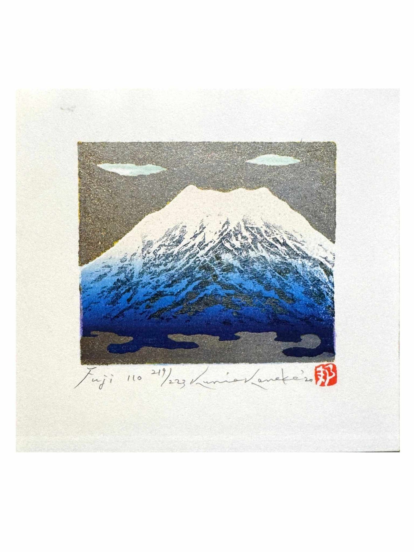 estampe japonaise contemporaine de Namiki Hajime, le Mont Fuji sur fond argent, dégradé de bleu à sa base