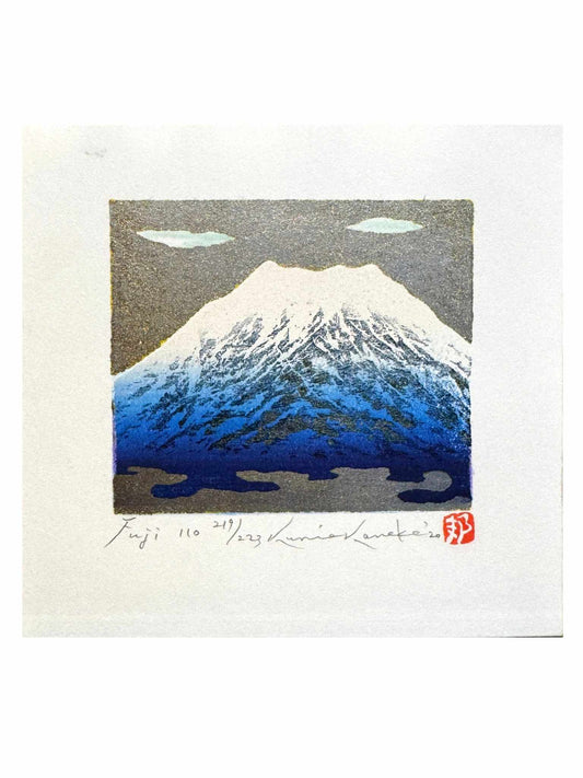estampe japonaise contemporaine de Namiki Hajime, le Mont Fuji sur fond argent, dégradé de bleu à sa base