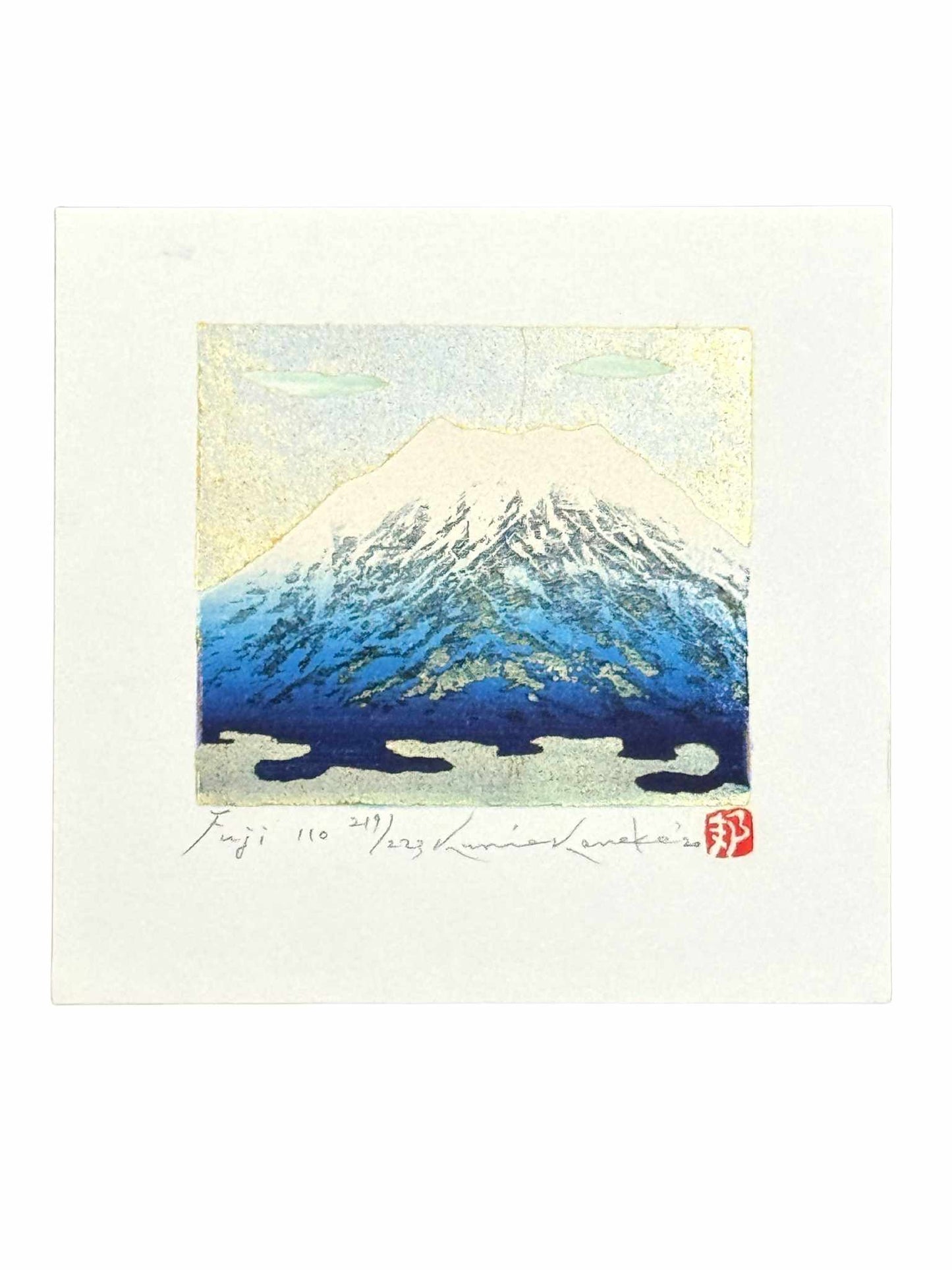estampe japonaise contemporaine de Namiki Hajime, le Mont Fuji sur fond argent, dégradé de bleu à sa base, les reflets argents