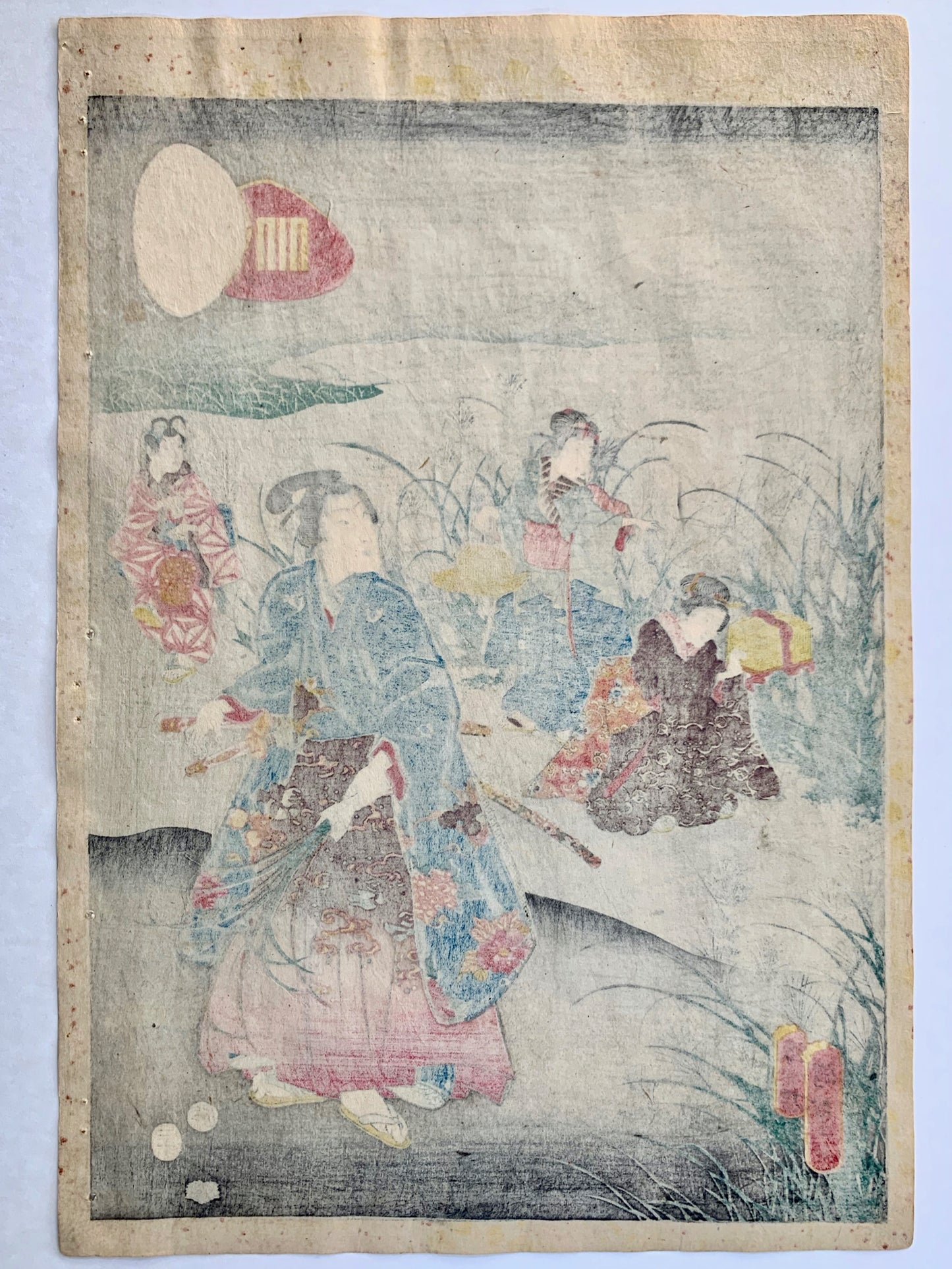 estampe japonaise homme en kimono avec femmes et enfant cueillent des herbes graminées une nuit d'automne, dos de l'estampe