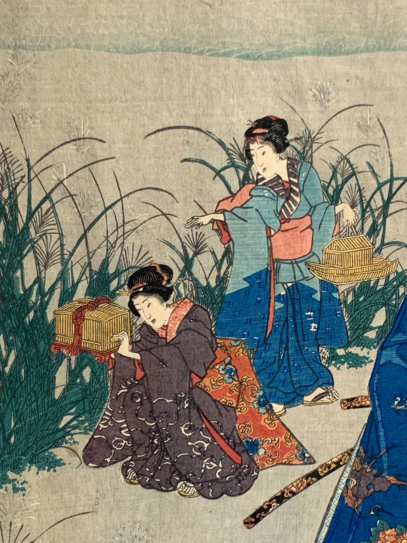 estampe japonaise homme en kimono avec femmes et enfant cueillent des herbes graminées une nuit d'automne, gros plan sur les femmes boites en osier à la main