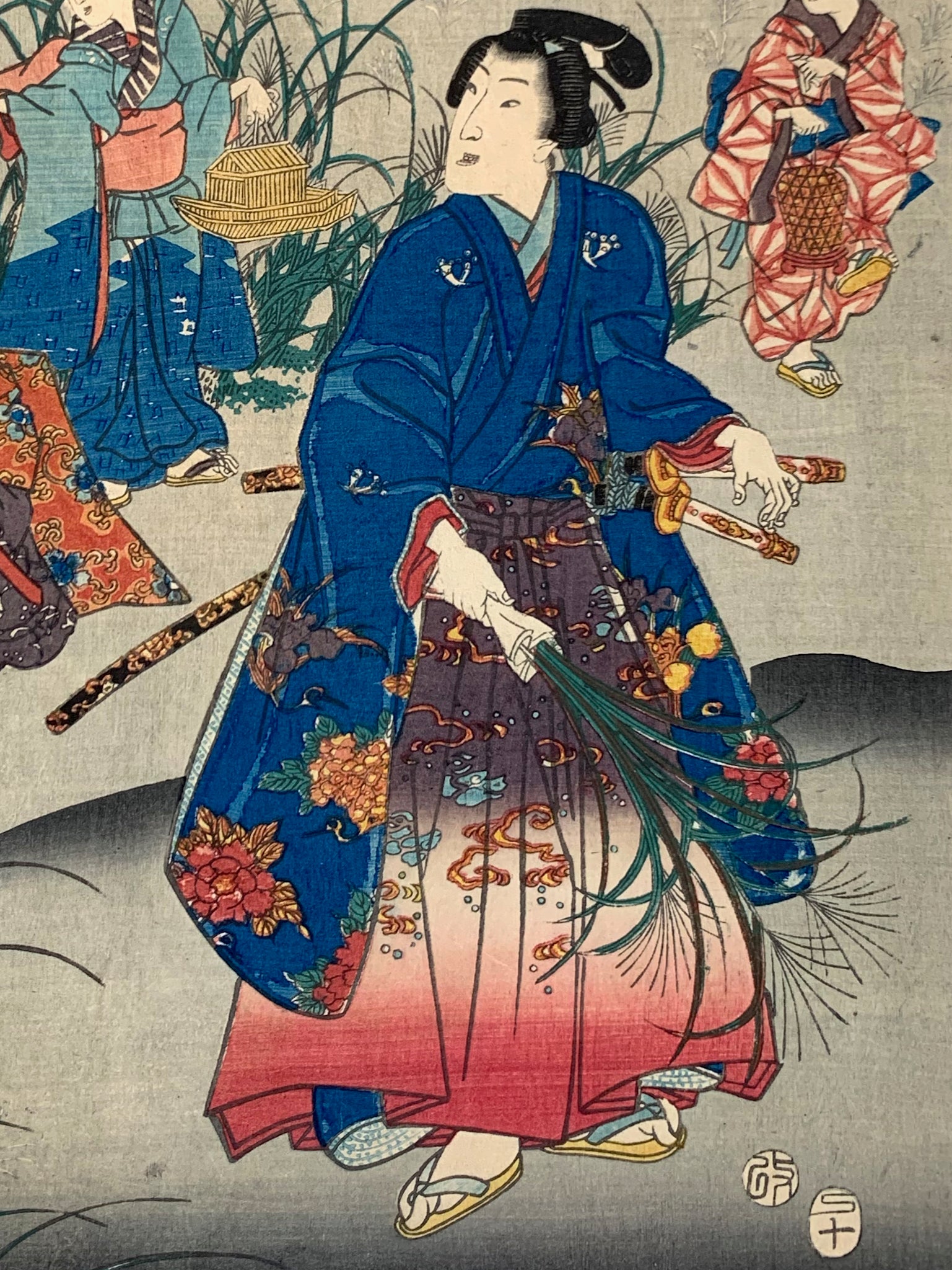 estampe japonaise homme en kimono avec femmes et enfant cueillent des herbes graminées une nuit d'automne, gros plan sur l'homme