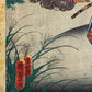 estampe japonaise homme en kimono avec femmes et enfant cueillent des herbes graminées une nuit d'automne, la signature de l'artiste