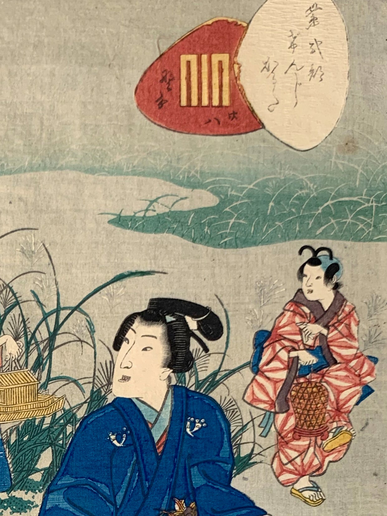 estampe japonaise homme en kimono avec femmes et enfant cueillent des herbes graminées une nuit d'automne, les cartouches avec calligraphies