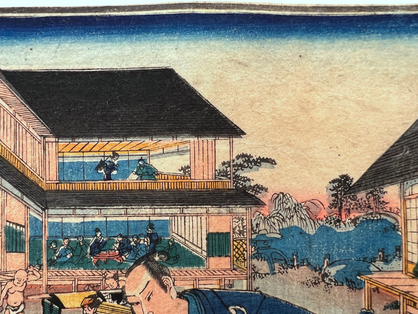 estampe japonaise rencontre discrete de samourai ronin dans la cour intérieure d'une maison de thé, personnages à l'étage des maisons de thé