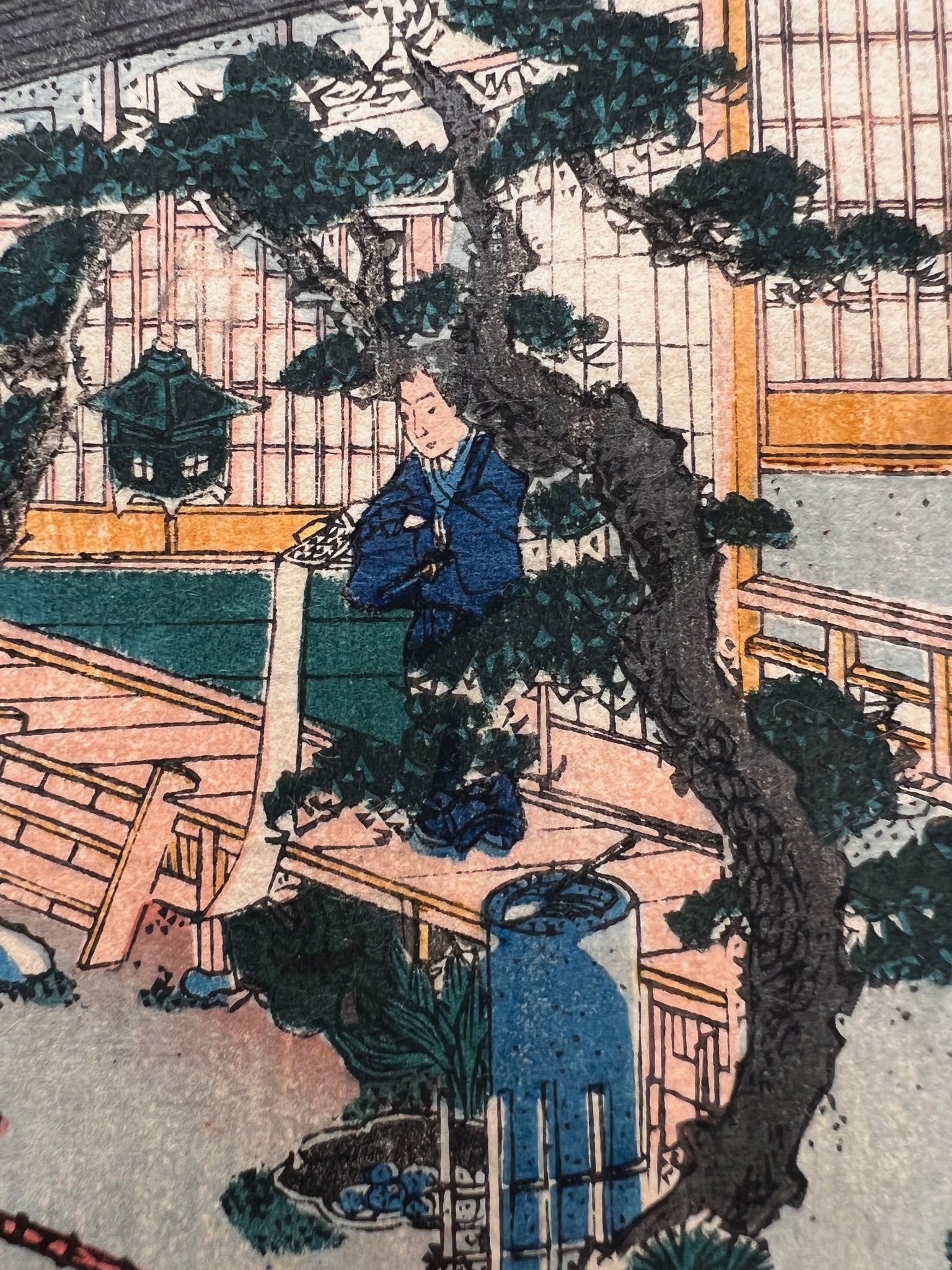 estampe japonaise rencontre discrete de samourai ronin dans la cour intérieure d'une maison de thé, un pin japonais