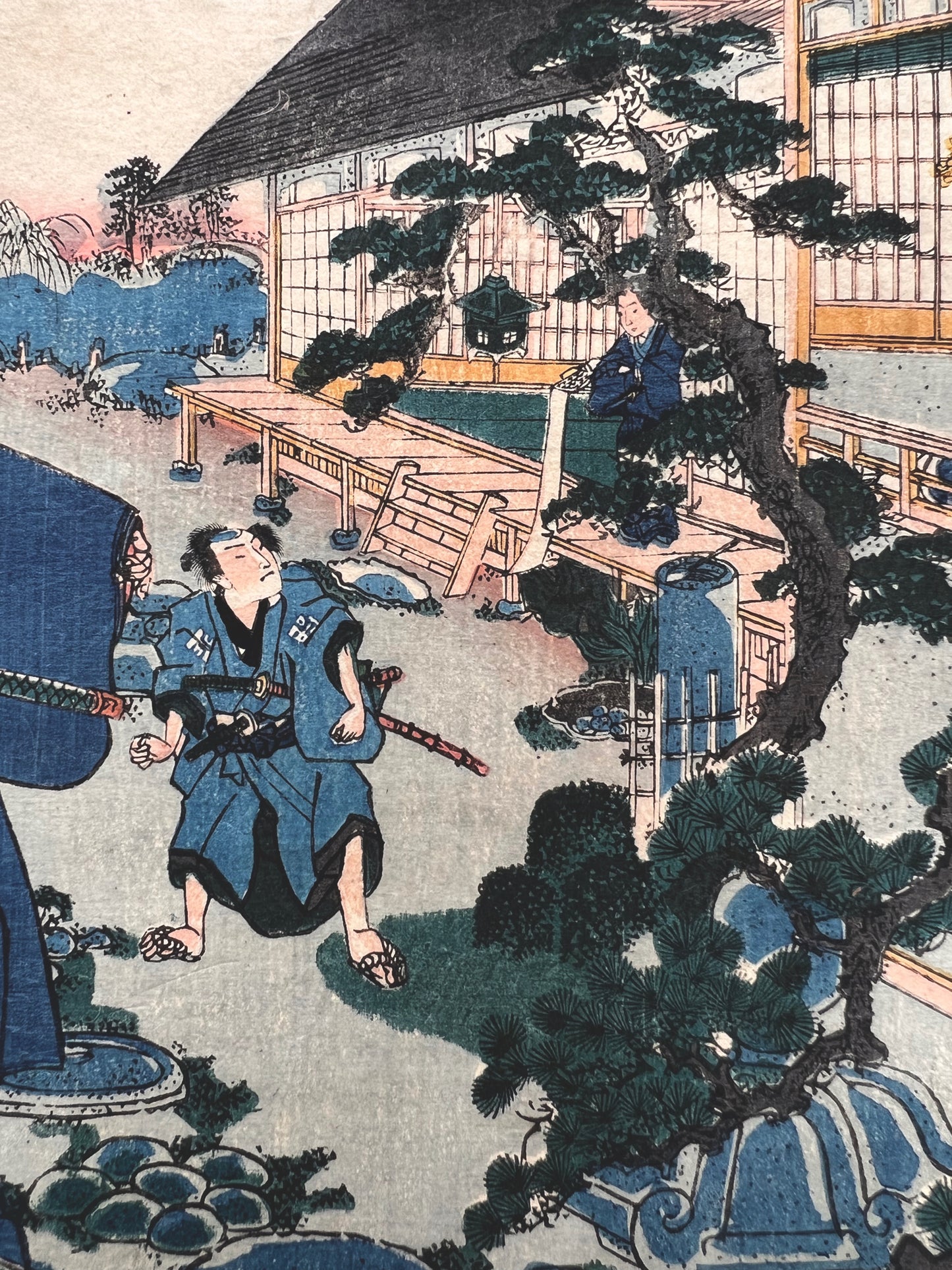estampe japonaise rencontre discrete de samourai ronin dans la cour intérieure d'une maison de thé, samourai avec sabre
