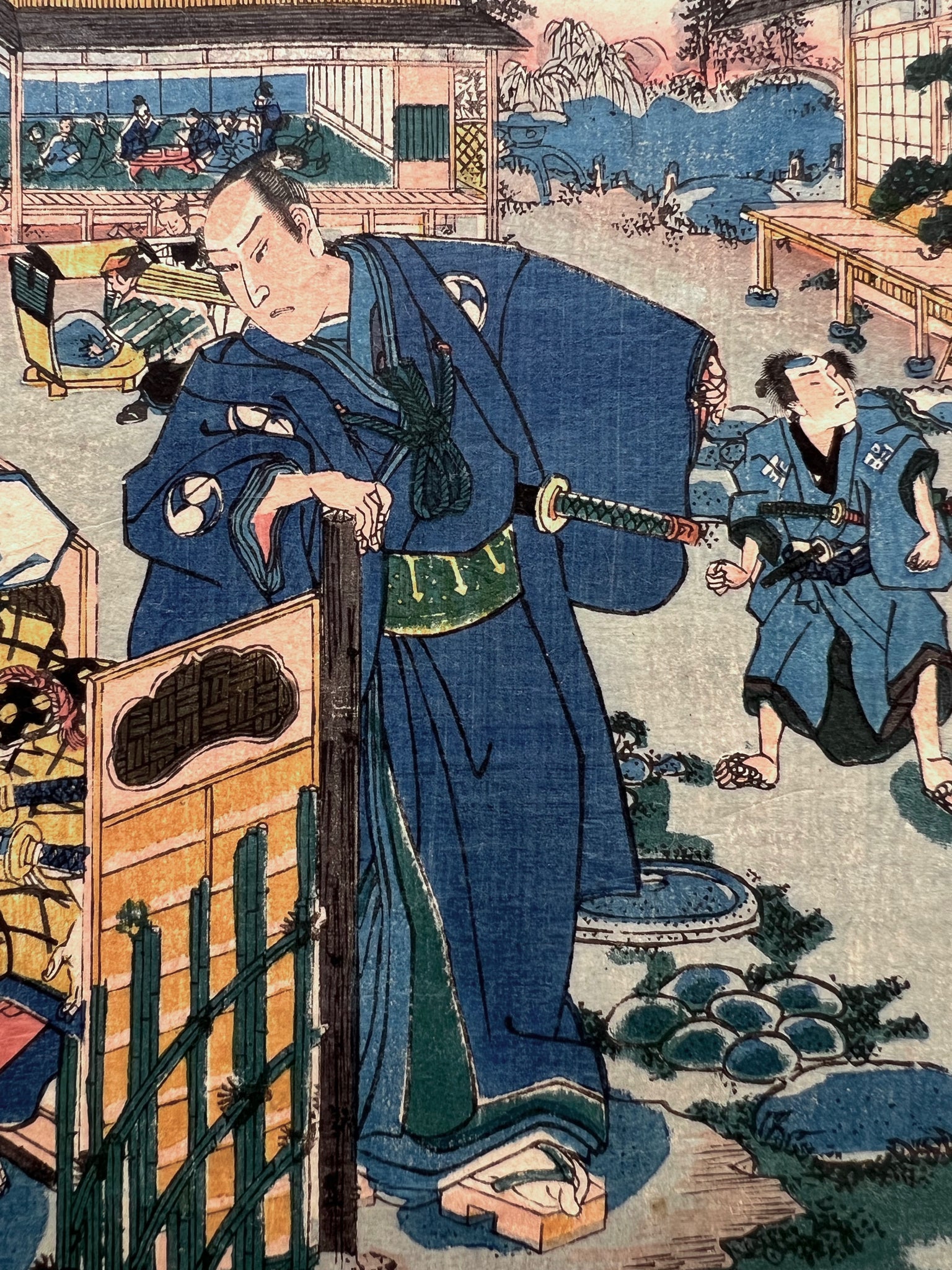 estampe japonaise rencontre discrete de samourai ronin dans la cour intérieure d'une maison de thé, samourai en kimono bleu