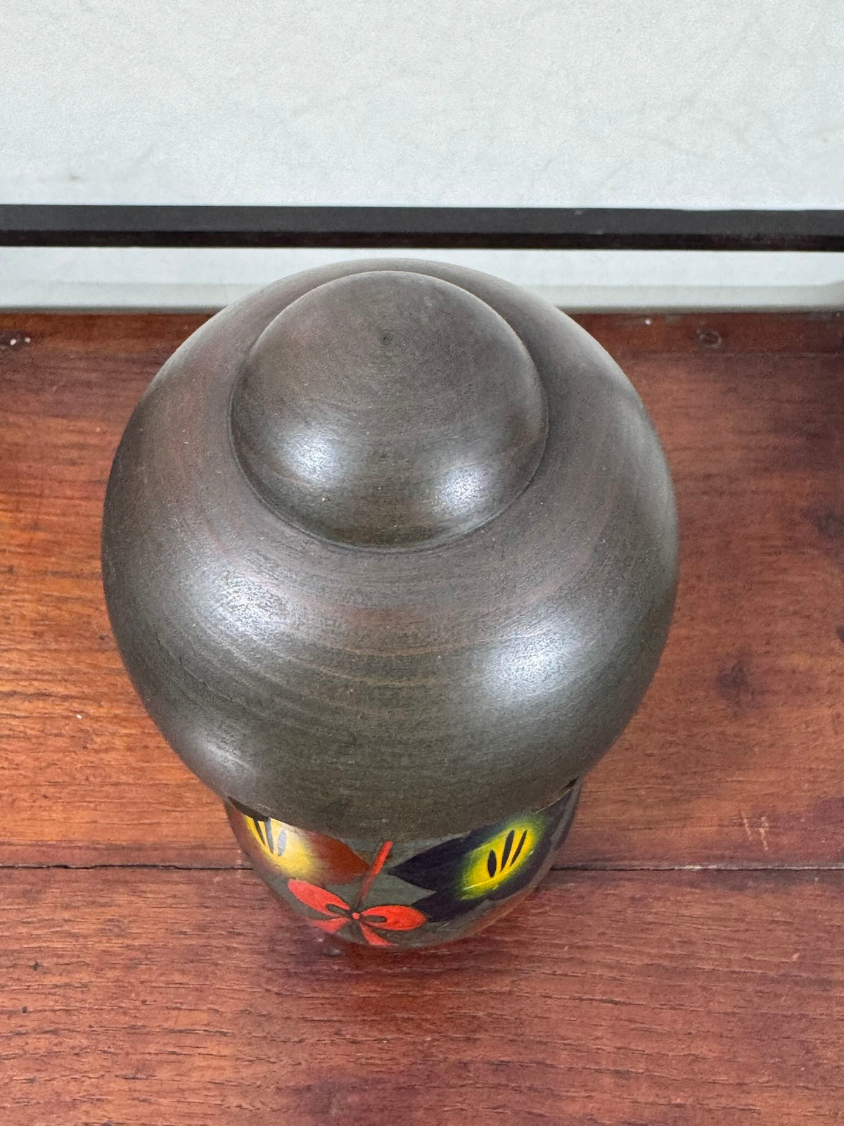 Kokeshi vintage japonaise de Yuji Kawase, au kimono vert orné de fleurs campanules colorées gravées et peintes, période Shōwa, vu du dessus