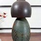 Kokeshi vintage japonaise de Yuji Kawase, au kimono vert orné de fleurs campanules colorées gravées et peintes, période Shōwa, vu de dos