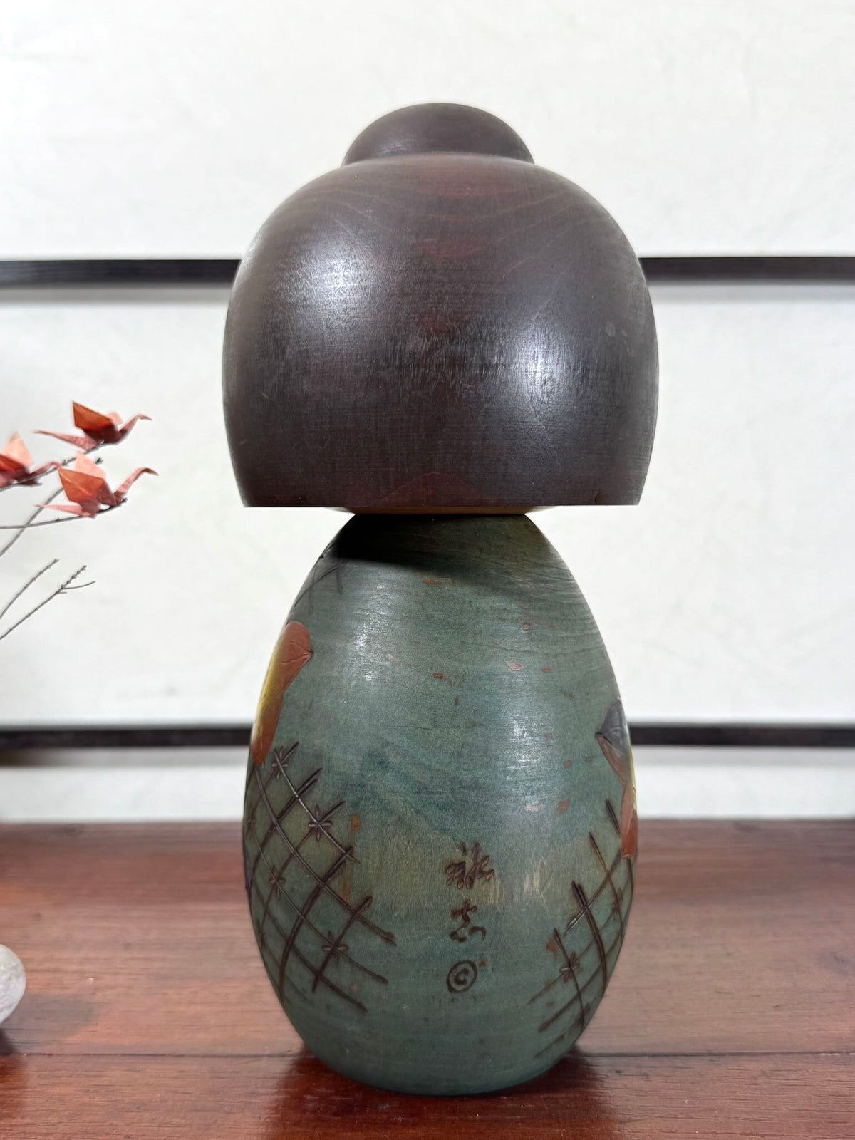 Kokeshi vintage japonaise de Yuji Kawase, au kimono vert orné de fleurs campanules colorées gravées et peintes, période Shōwa, vu de dos