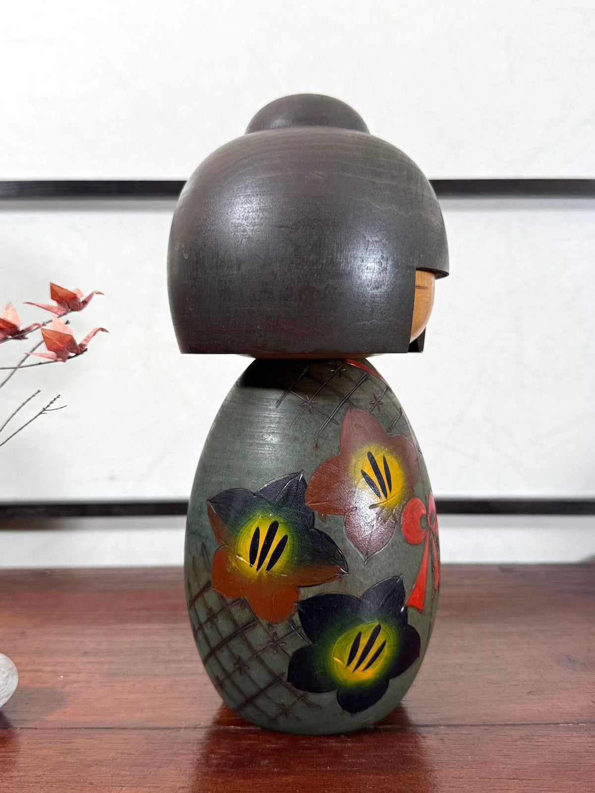 Kokeshi vintage japonaise de Yuji Kawase, au kimono vert orné de fleurs campanules colorées gravées et peintes, période Shōwa, vu du profil droit