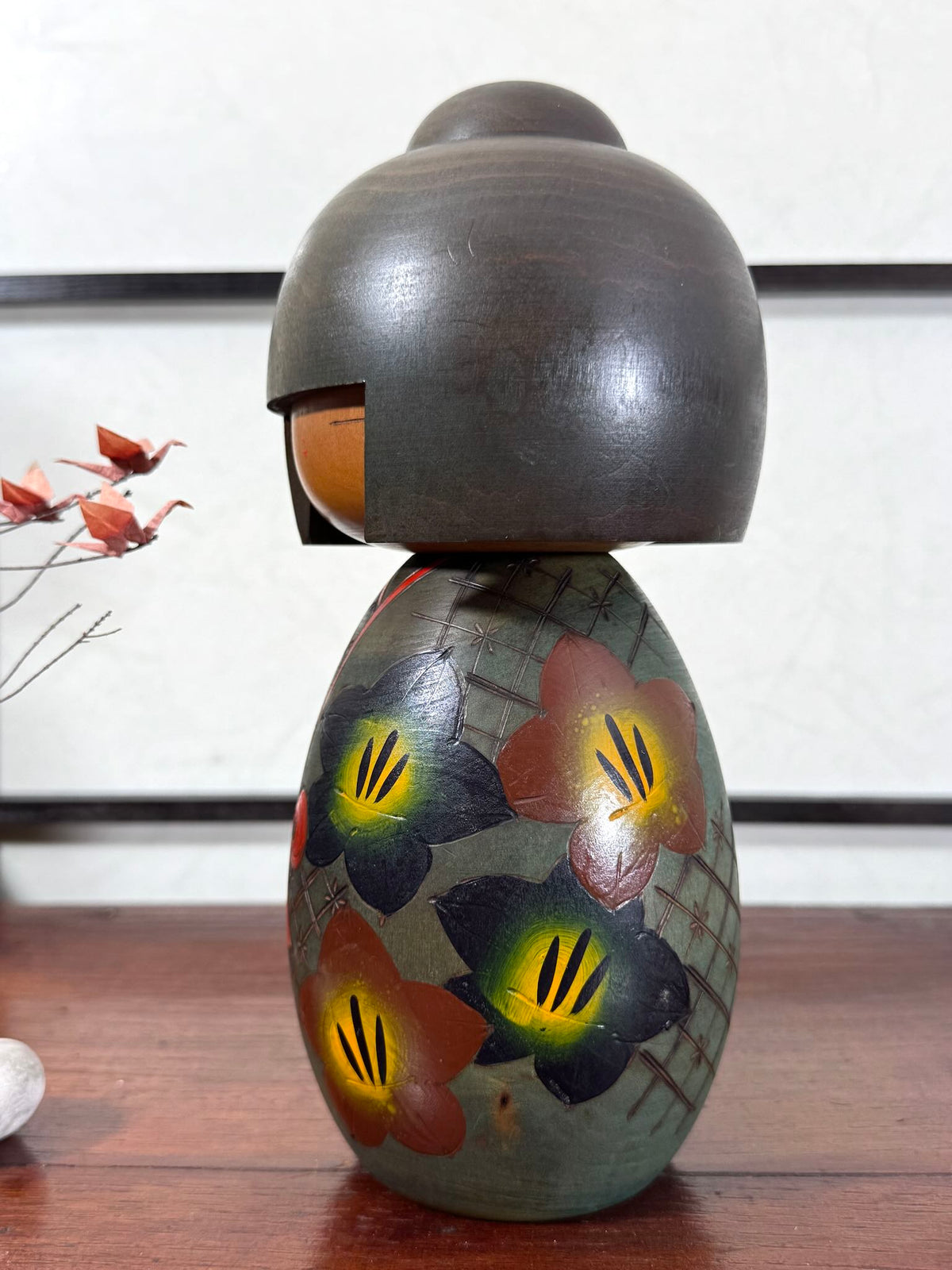 Kokeshi vintage japonaise de Yuji Kawase, au kimono vert orné de fleurs campanules colorées gravées et peintes, période Shōwa, vu du profil gauche