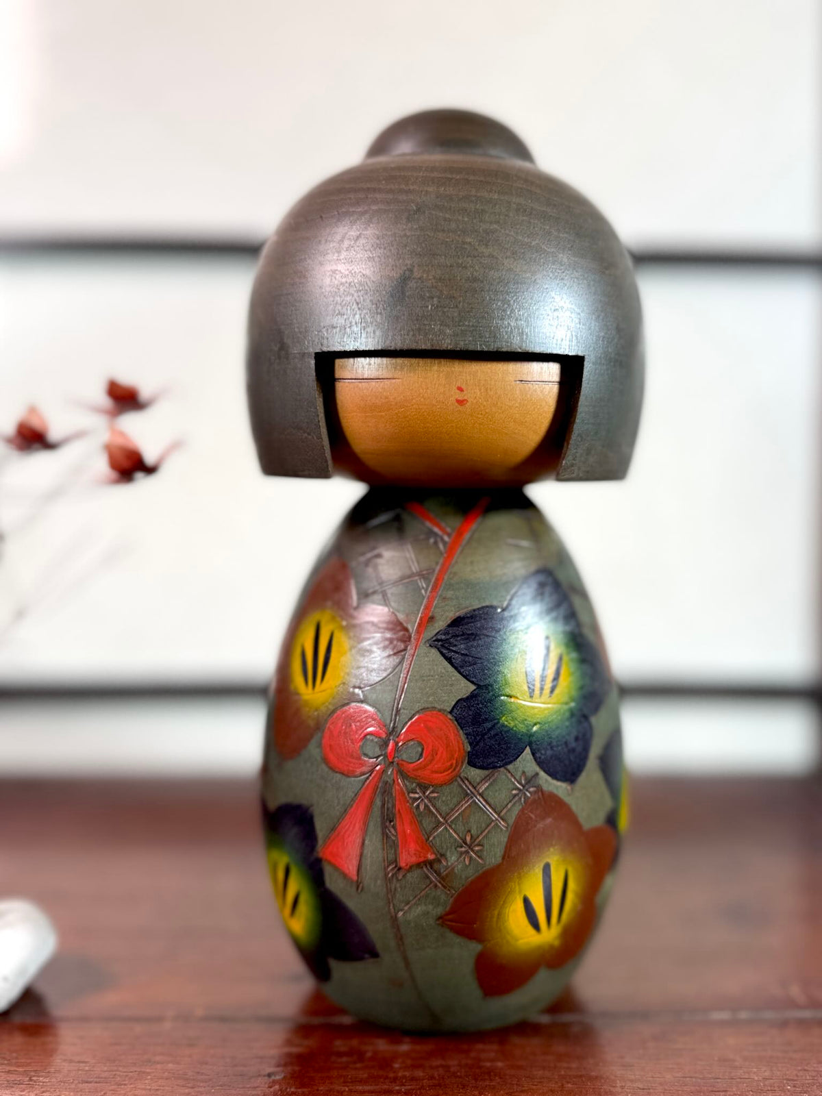 Kokeshi vintage japonaise de Yuji Kawase, au kimono vert orné de fleurs campanules colorées gravées et peintes, période Shōwa, vu de face