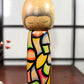 Grande kokeshi vintage de Yuji Kawase, Japon, 31 cm, avec motif vitrail coloré.