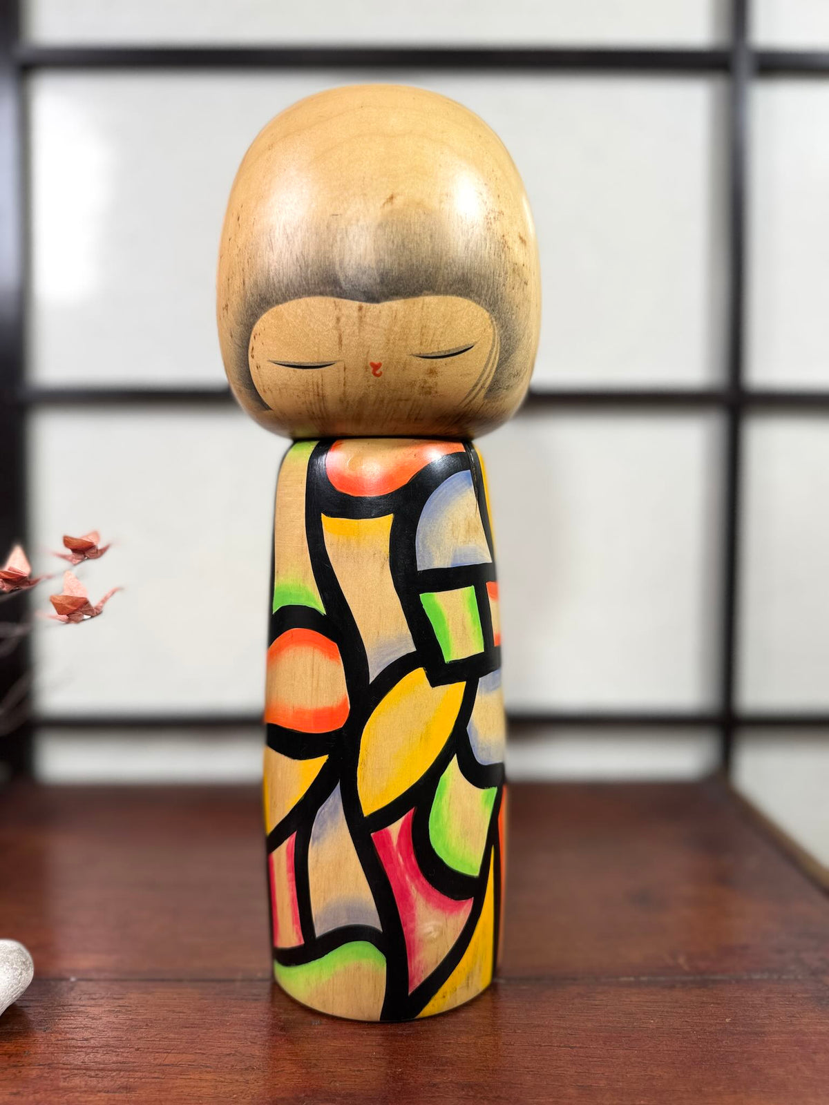 Grande kokeshi vintage de Yuji Kawase, Japon, 31 cm, avec motif vitrail coloré.