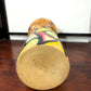 Grande kokeshi vintage de Yuji Kawase, Japon, 31 cm, avec motif vitrail coloré., le dessous