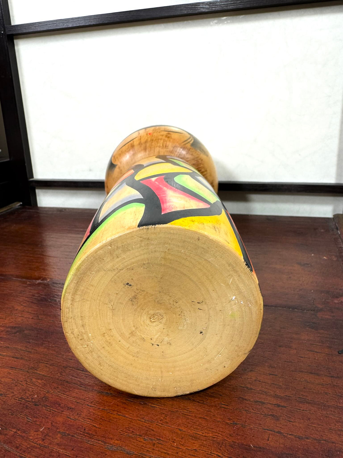 Grande kokeshi vintage de Yuji Kawase, Japon, 31 cm, avec motif vitrail coloré., le dessous
