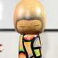Grande kokeshi vintage de Yuji Kawase, Japon, 31 cm, avec motif vitrail coloré. Gros plan sur le visage